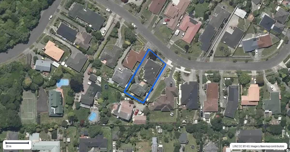 Property context map for 8A Rewarewa Crescent, Waikanae