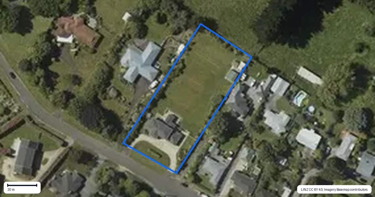 Property context map for 28 Gordon Place, Levin