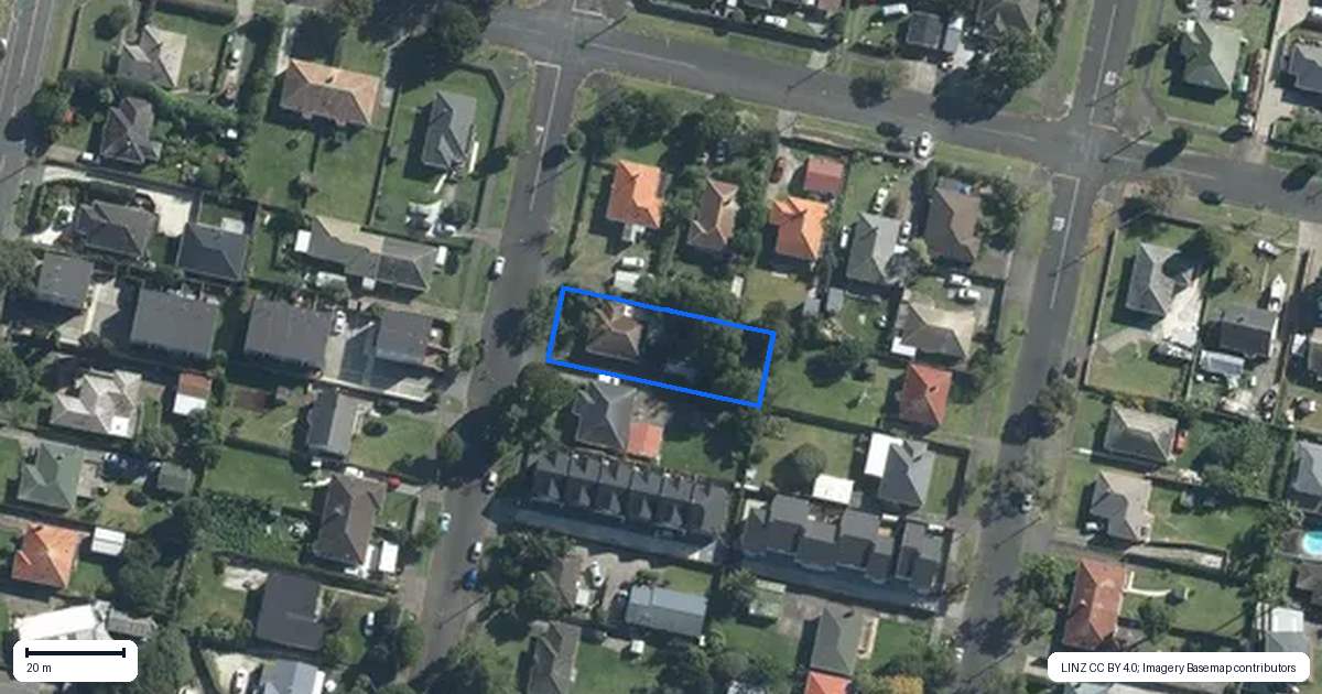 Property context map for 32 Kawiti Avenue, Point England, Auckland
