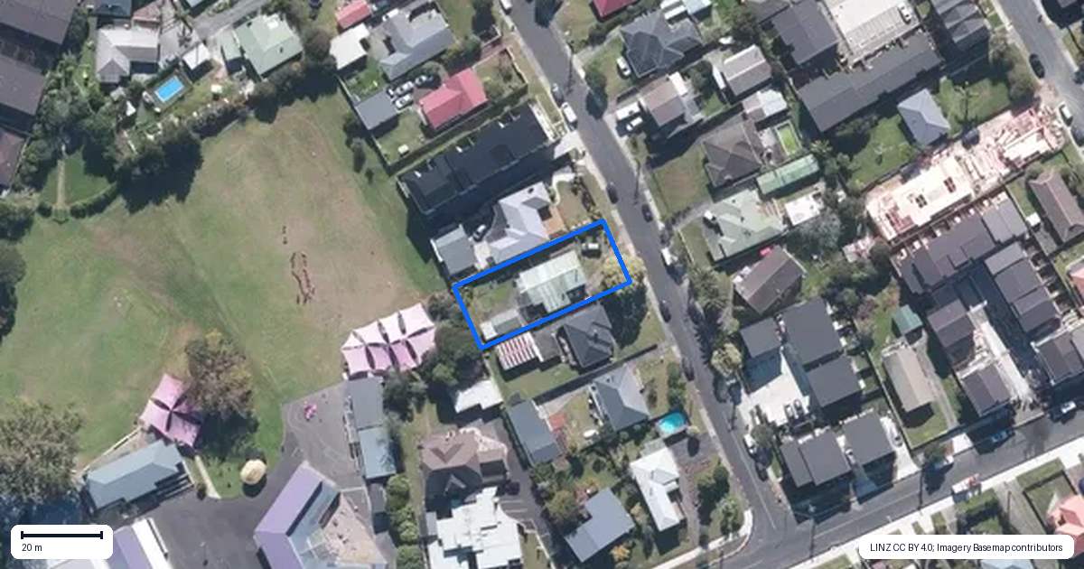 Property context map for 6 Robert Burke Place, Henderson, Auckland