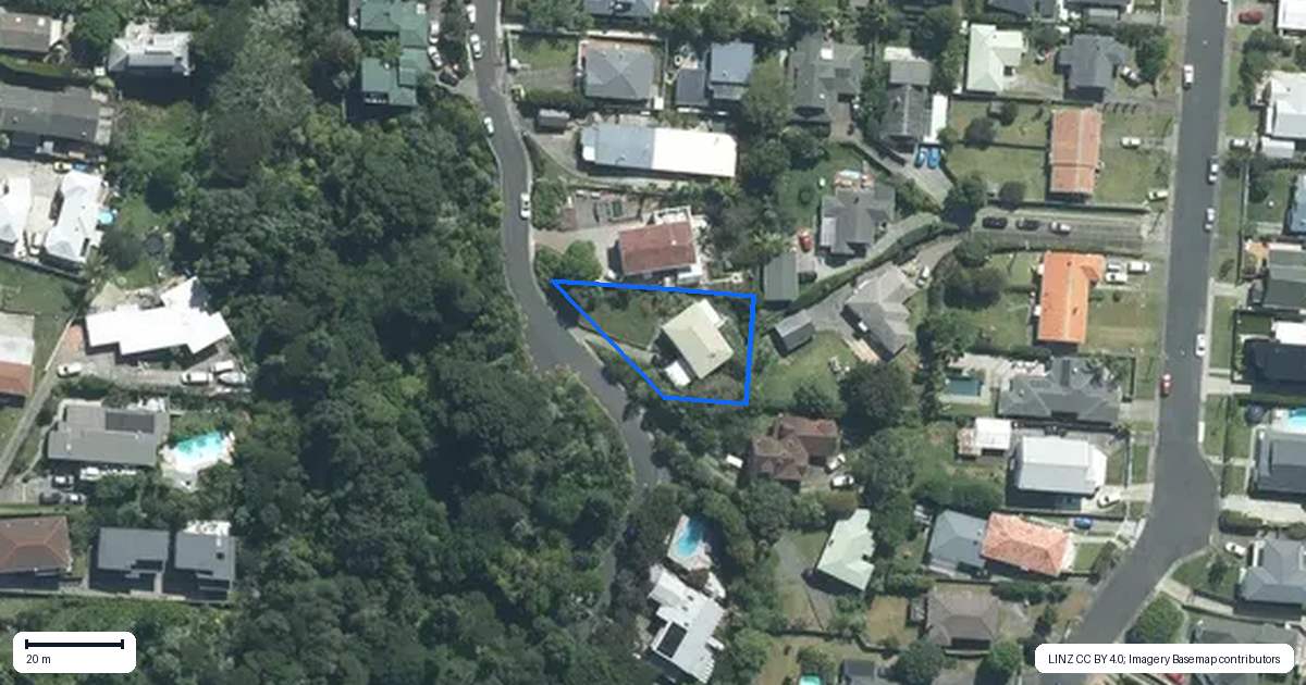 Property context map for 16 Valley Road, Northcote, Auckland