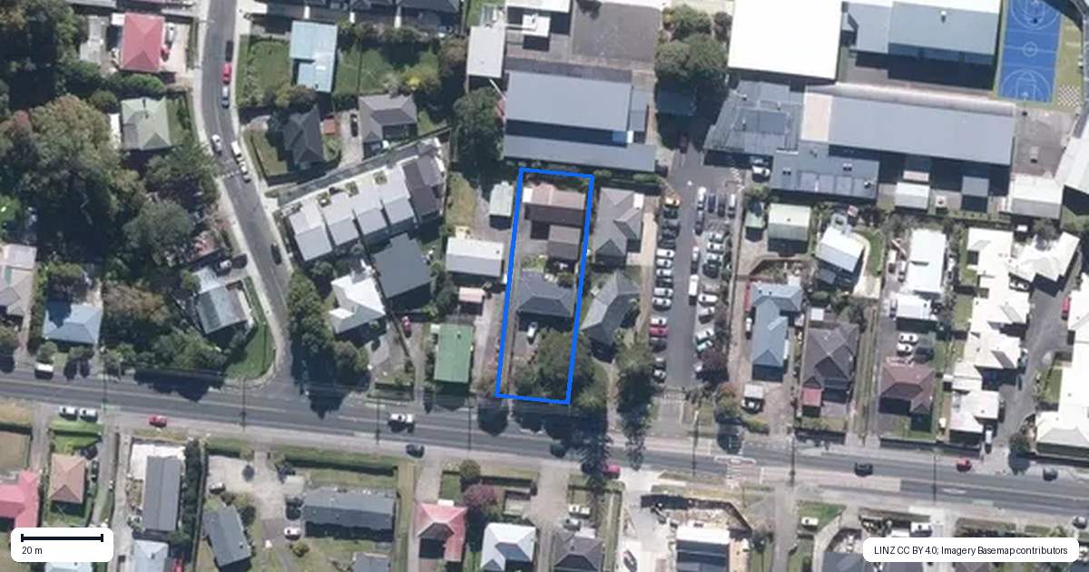 Property context map for 37 Pomaria Road, Henderson, Auckland