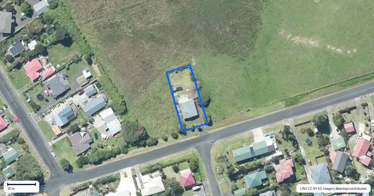 Property context map for 11 Beach Road, Glenbrook