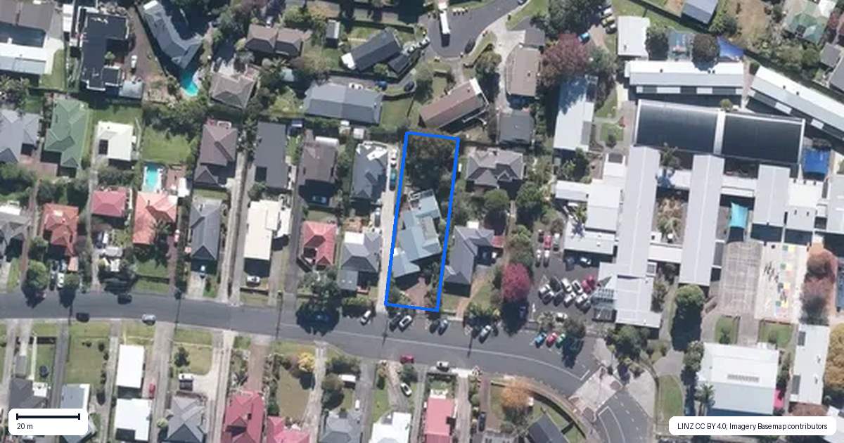 Property context map for 30 Kokiri Street, Te Atatu South, Auckland