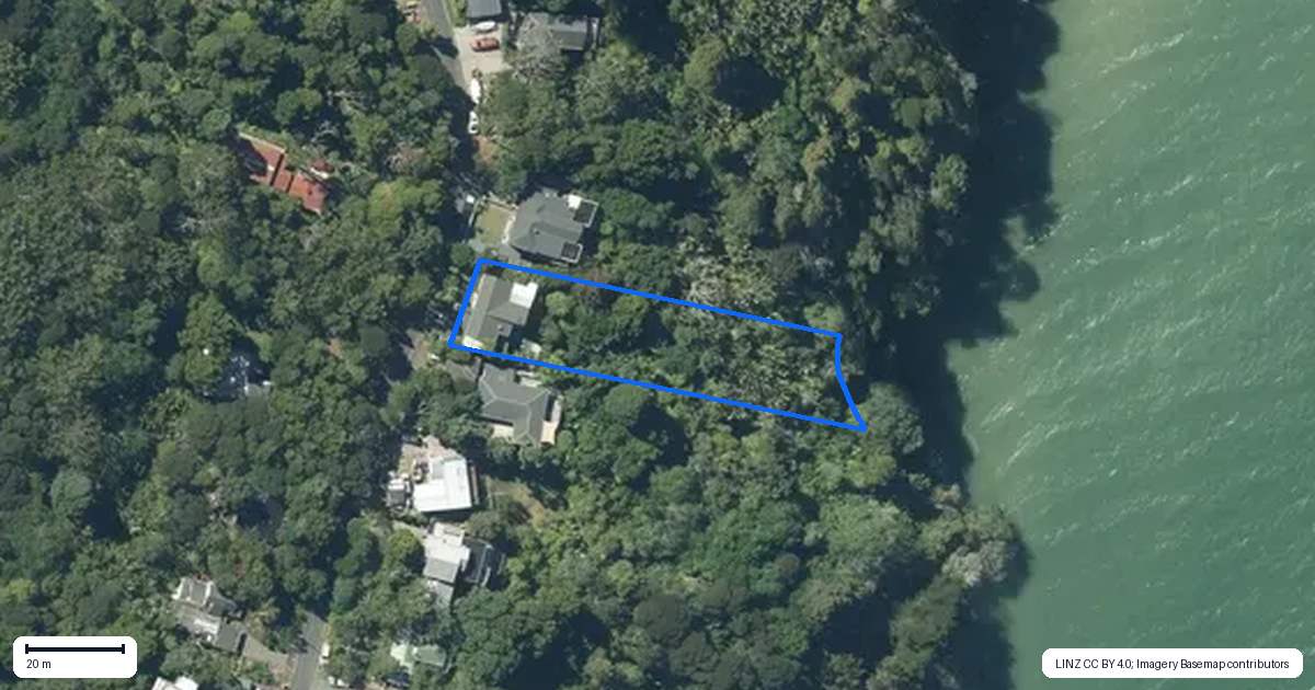 Property context map for 68 Kauri Point Road, Laingholm, Auckland