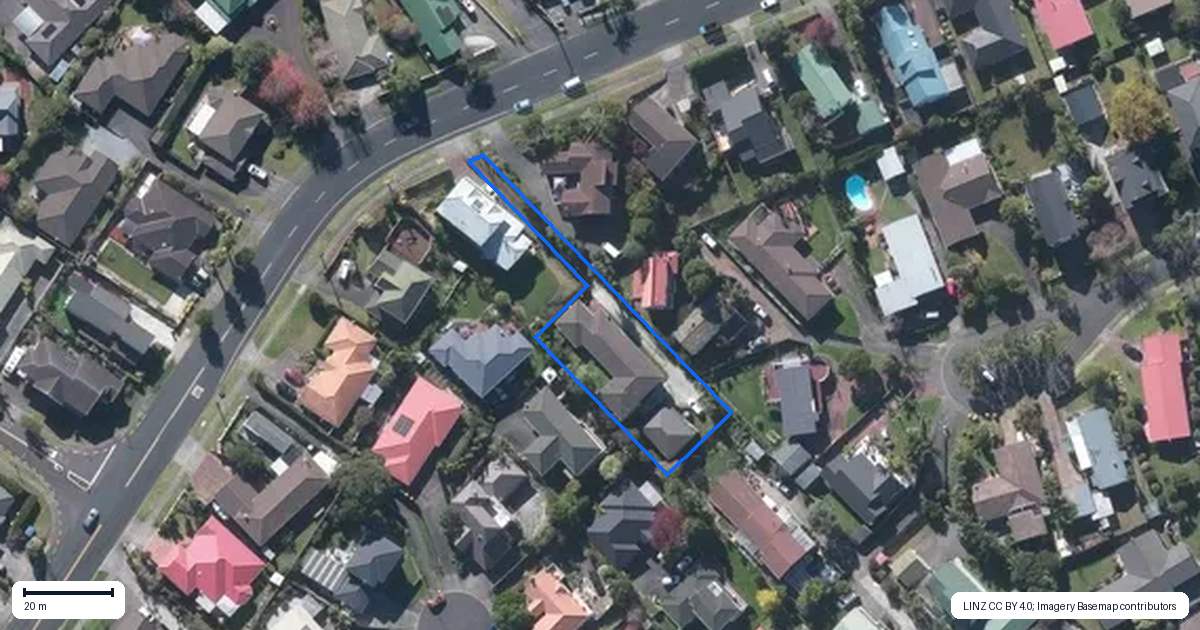 Property context map for 176 Sturges Road, Henderson, Auckland