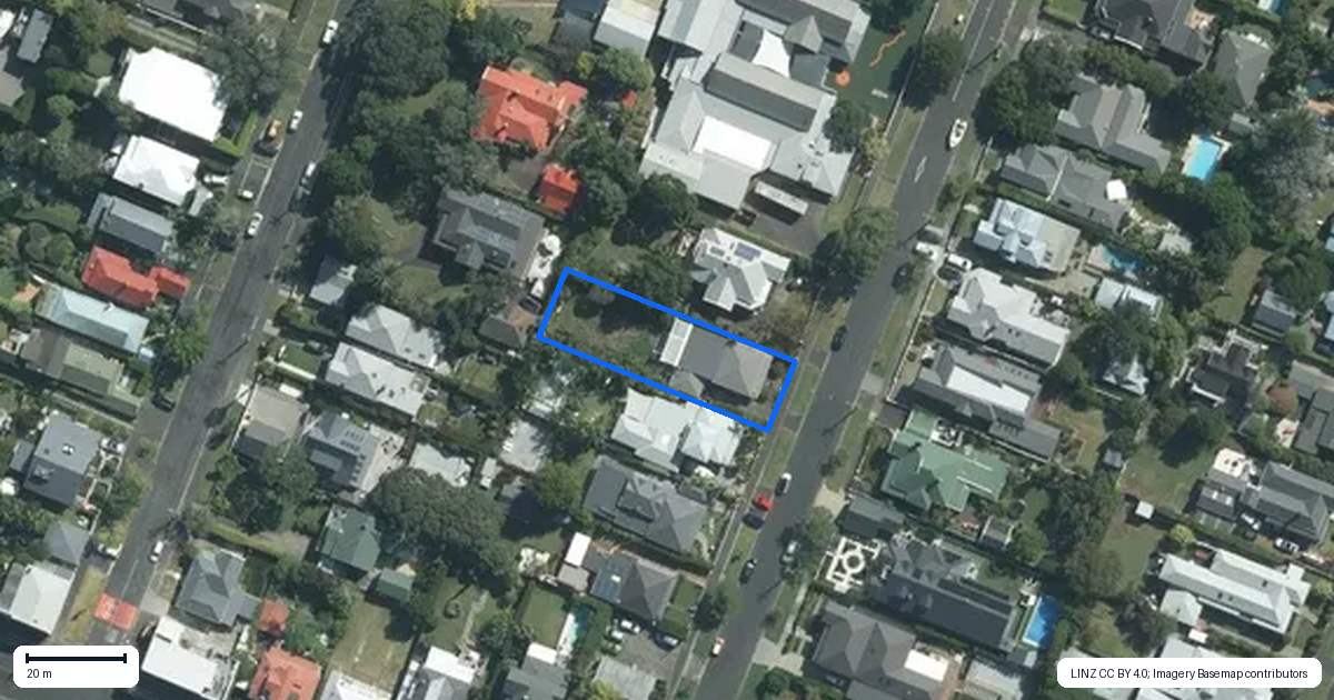 Property context map for 9 Russell Street, Stanley Point, Auckland