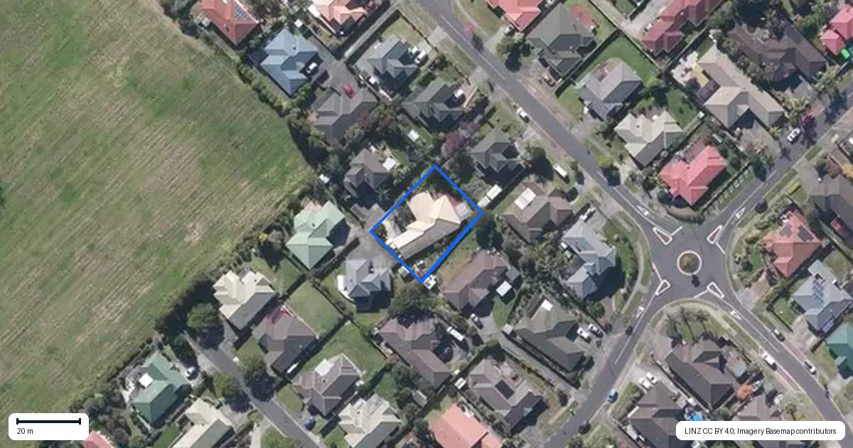 Property context map for 32 Roy Maloney Drive, Henderson, Auckland