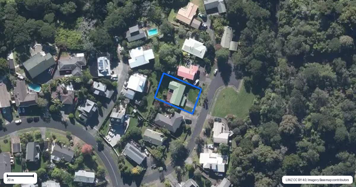 Property context map for 8 Chardon Place, Henderson, Auckland