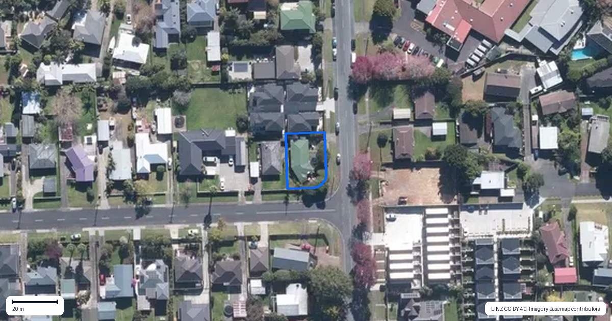 Property context map for 99 Beach Road, Te Atatu Peninsula, Auckland