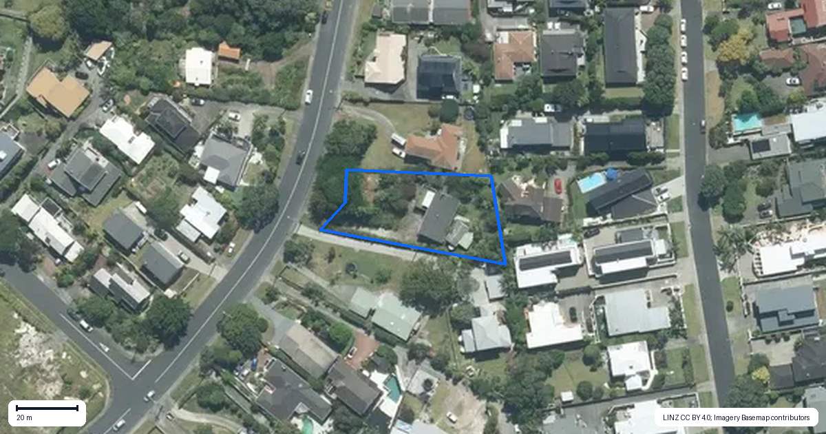 Property context map for 889 Beach Road, Waiake, Auckland