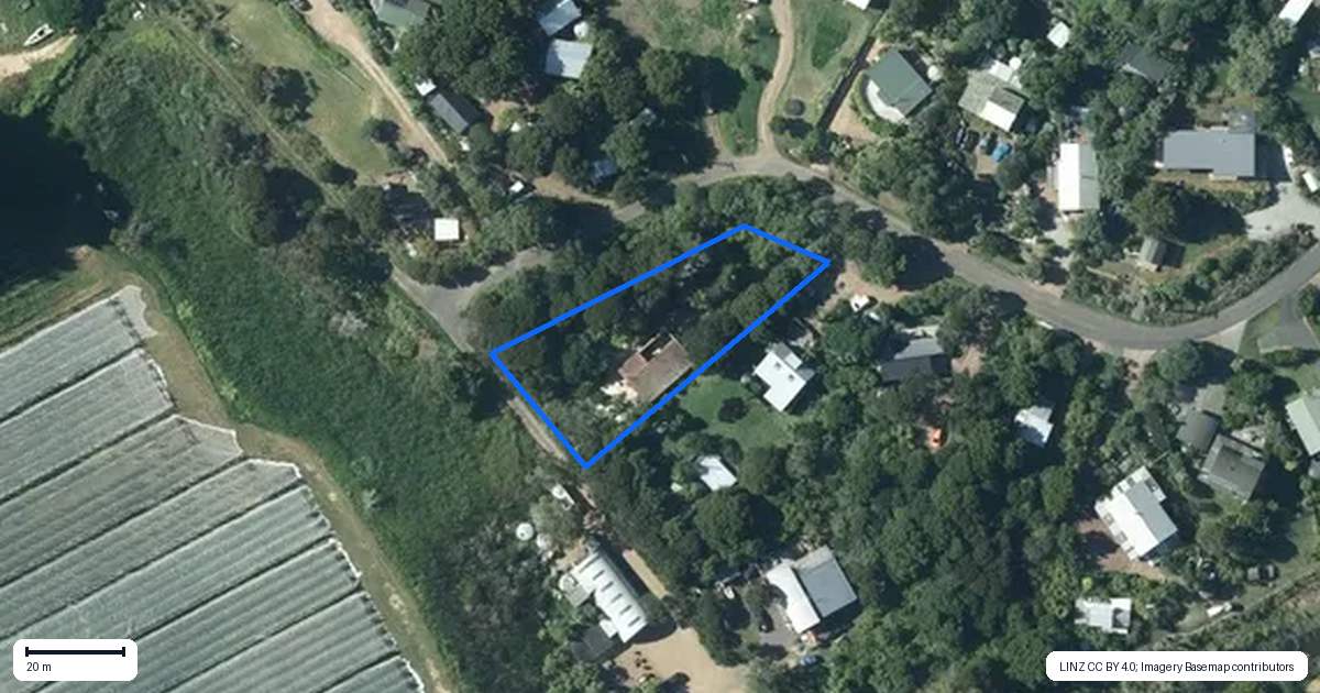 Property context map for 21 Te Makiri Road, Onetangi, Waiheke Island