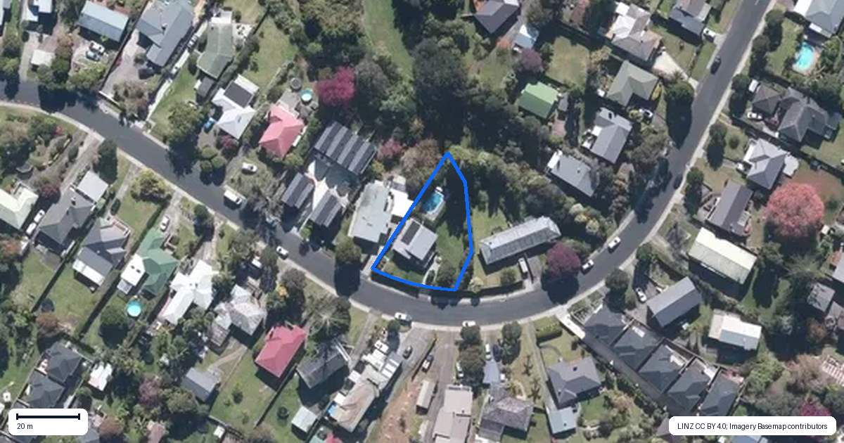 Property context map for 32 Noall Street, Te Atatu Peninsula, Auckland