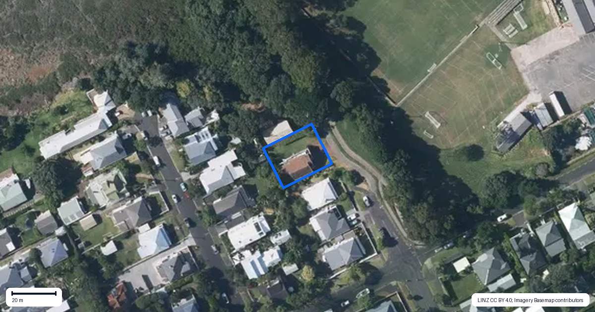 Property context map for 215 Victoria Road, Devonport, Auckland