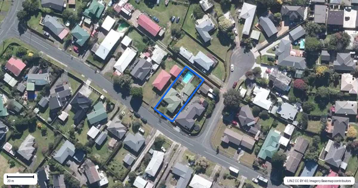 Property context map for 11 Montmere Avenue, Te Atatu Peninsula, Auckland