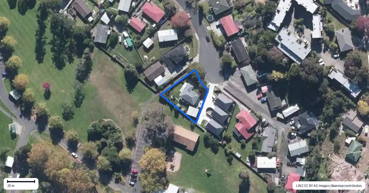 Property context map for 77 Chilcott Road, Henderson, Auckland