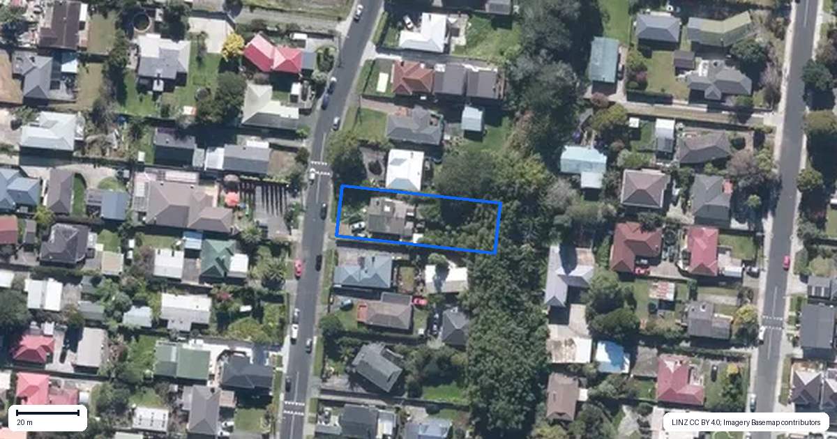 Property context map for 27 Longburn Road, Henderson, Auckland