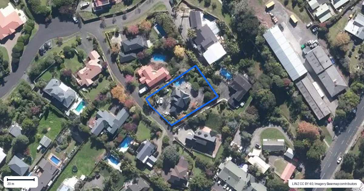 Property context map for 15 Almond Grove, Greenhithe, Auckland