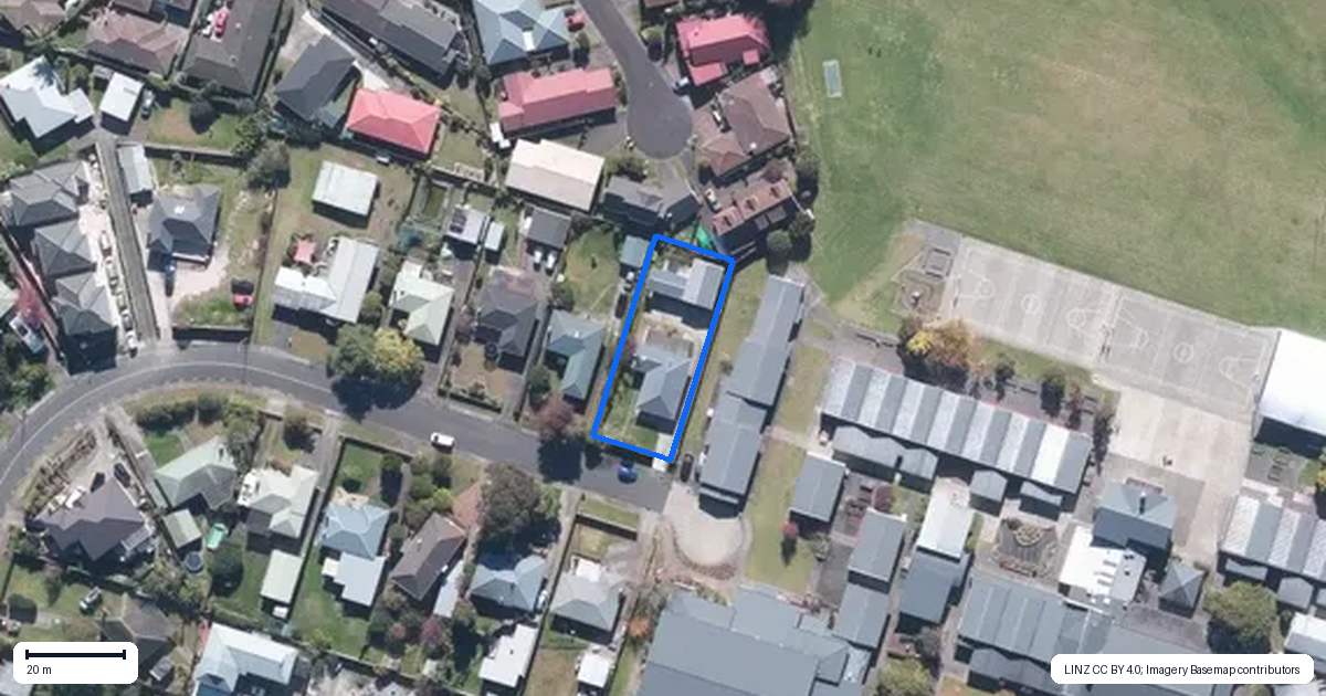 Property context map for 30 Ozich Avenue, Te Atatu South, Auckland