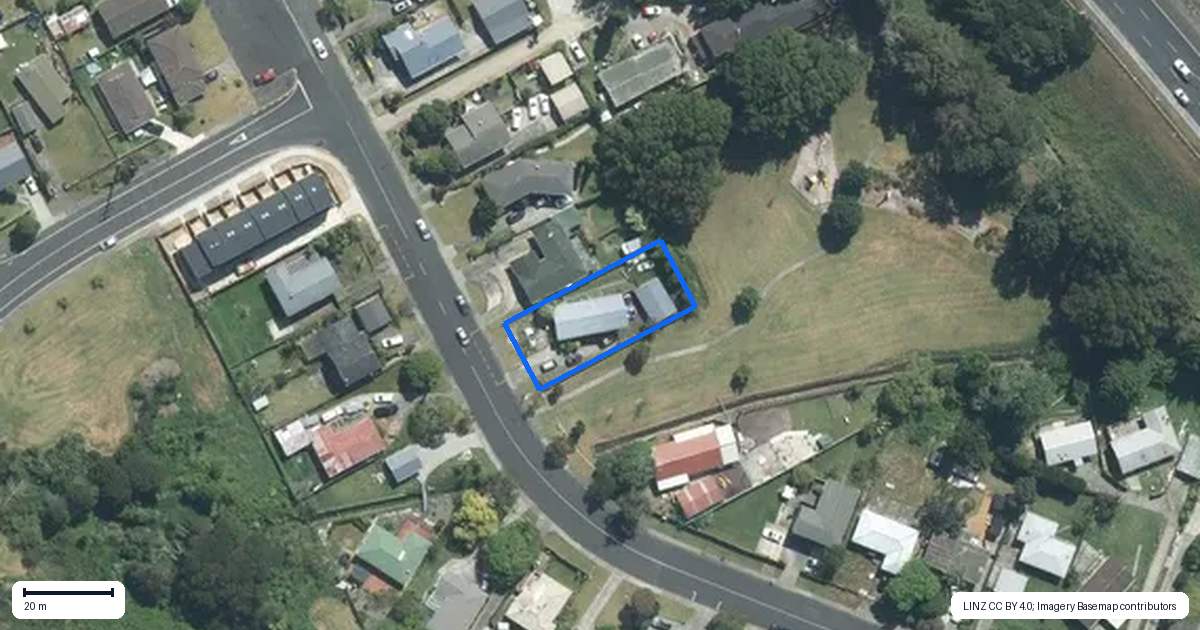 Property context map for 39 Totaravale Drive, Totara Vale, Auckland