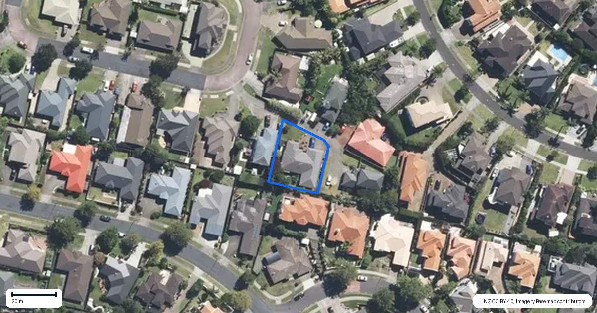 Property context map for 35 Newbliss Crescent, East Tamaki Heights, Auckland
