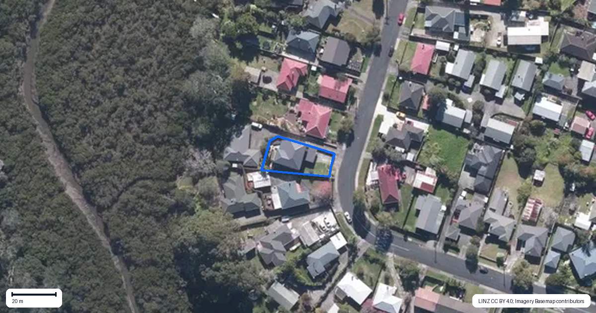 Property context map for 42 Daytona Road, Henderson, Auckland