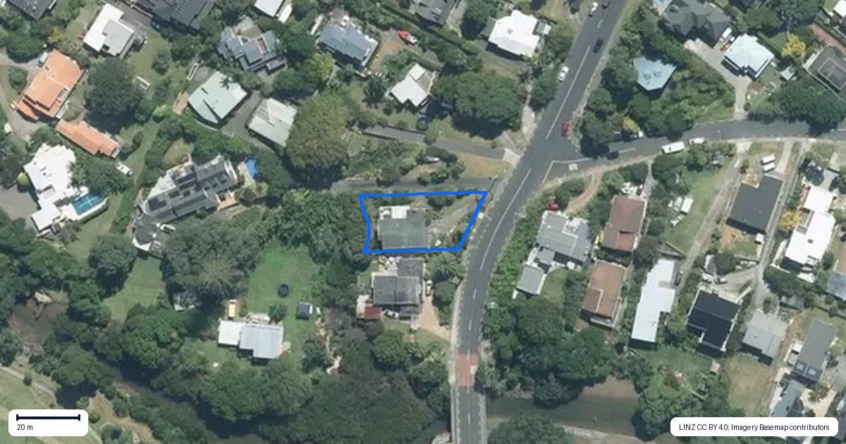 Property context map for 950A Beach Road, Torbay, Auckland