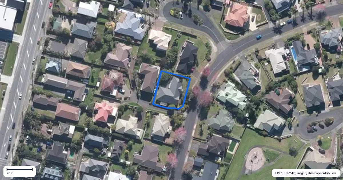 Property context map for 18 Whiting Grove, West Harbour, Auckland