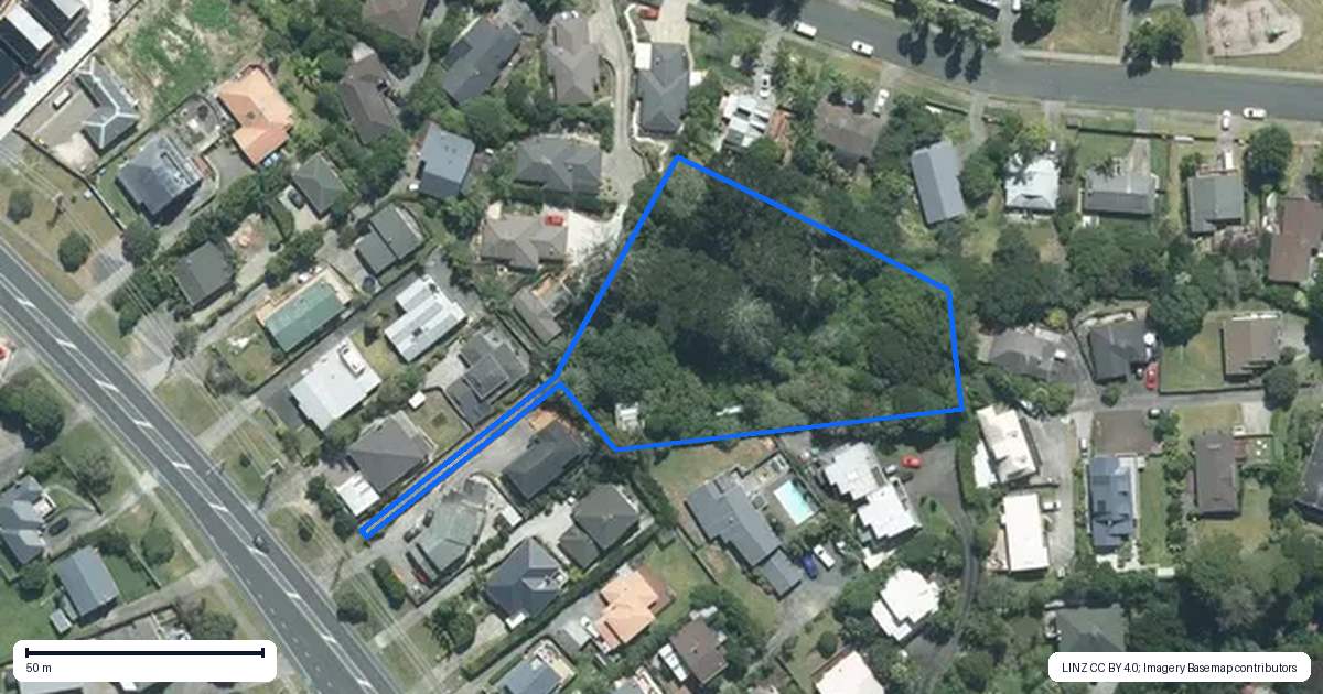 Property context map for 889 East Coast Road, Northcross, Auckland