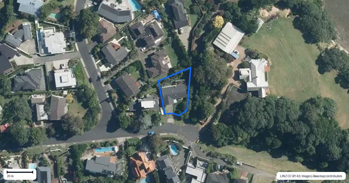 Property context map for 8 Page Point, Mellons Bay, Auckland