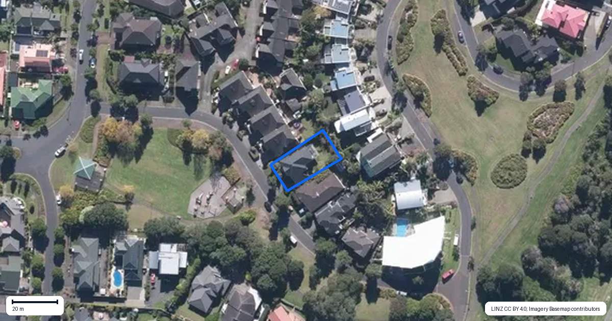 Property context map for 12 Lone Tree Avenue, Te Atatu Peninsula, Auckland