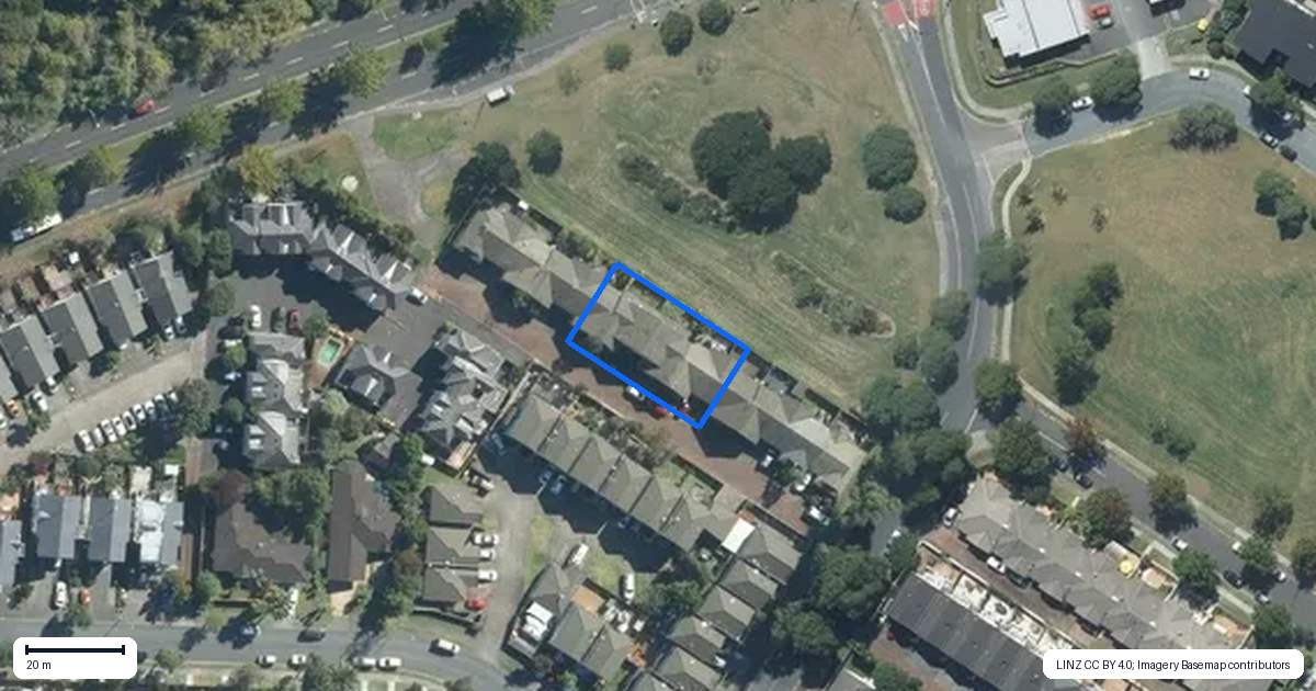 Property context map for 8/9 Fields Parade, Oteha, Auckland