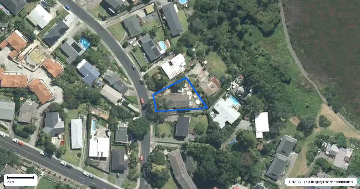 Property context map for 42 Deuxberry Avenue, Northcote, Auckland