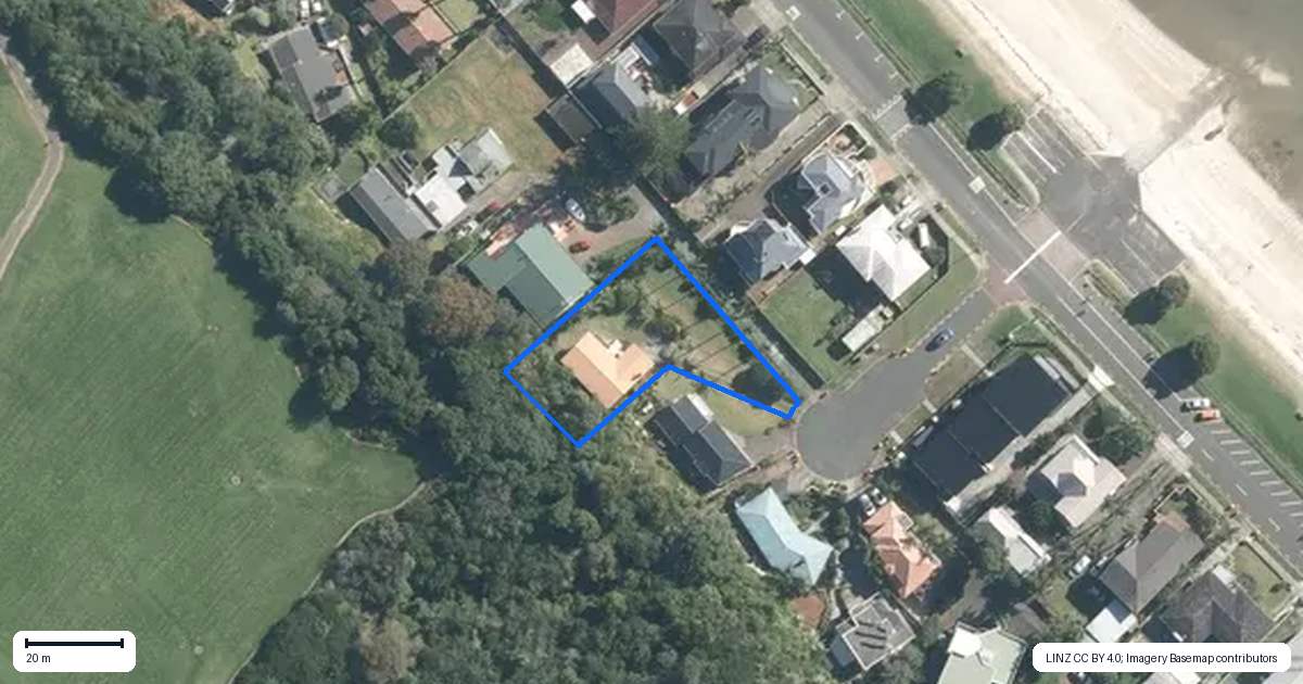 Property context map for 7 Luke Place, Eastern Beach, Auckland