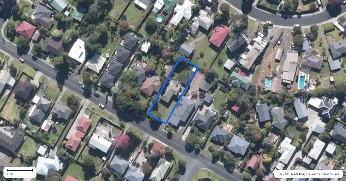 Property context map for 21 Taipari Road, Te Atatu Peninsula, Auckland