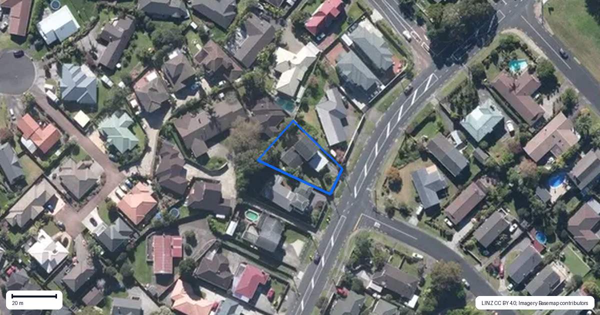 Property context map for 75A Sturges Road, Henderson, Auckland