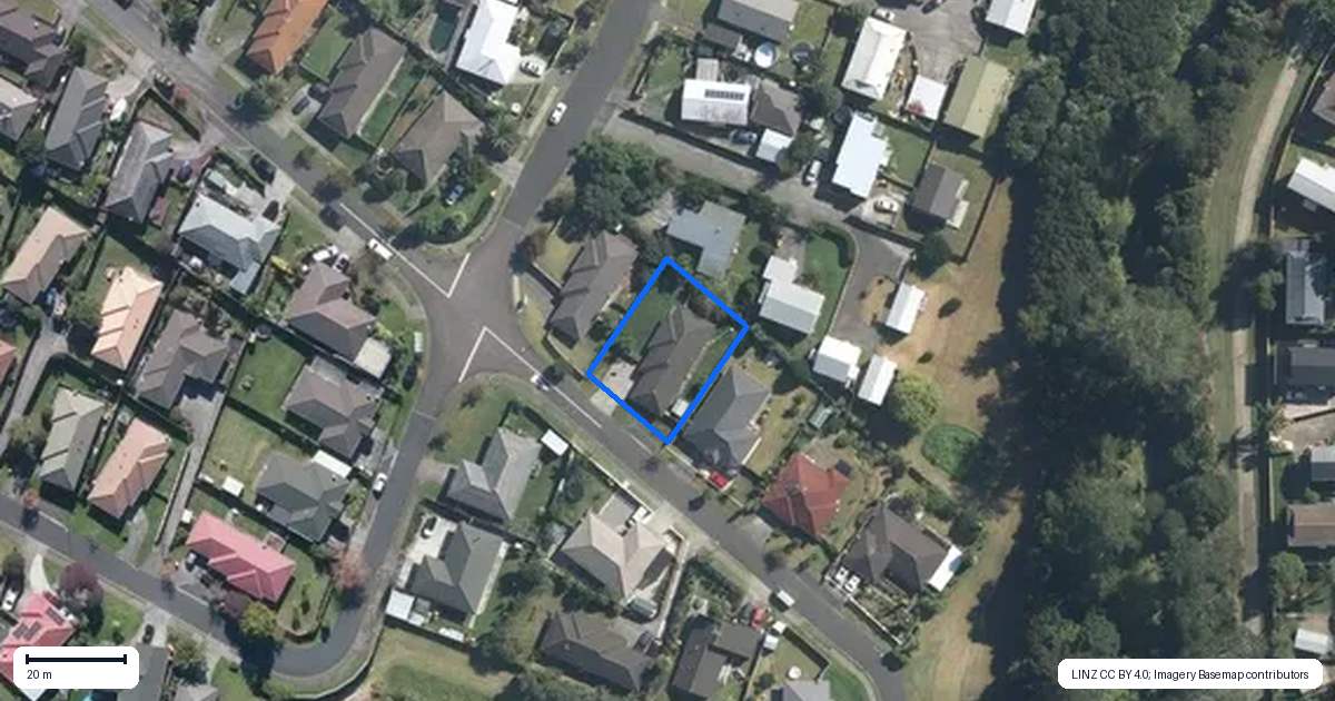 Property context map for 32 Legacy Drive, Henderson, Auckland