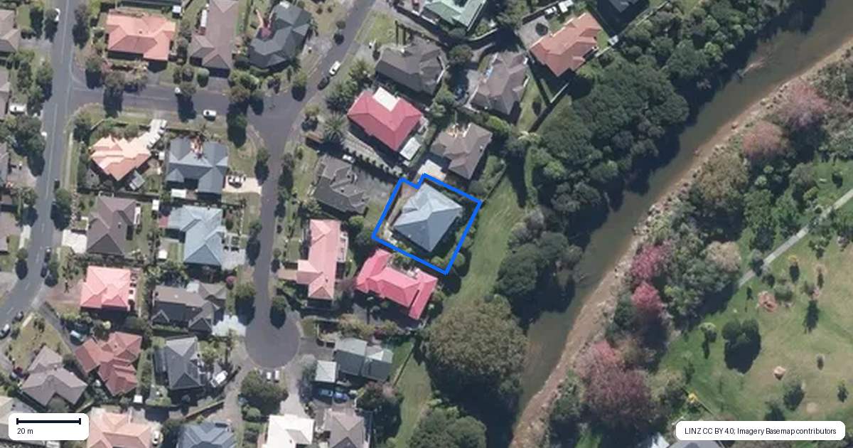 Property context map for 7 Jubaea Place, Henderson, Auckland