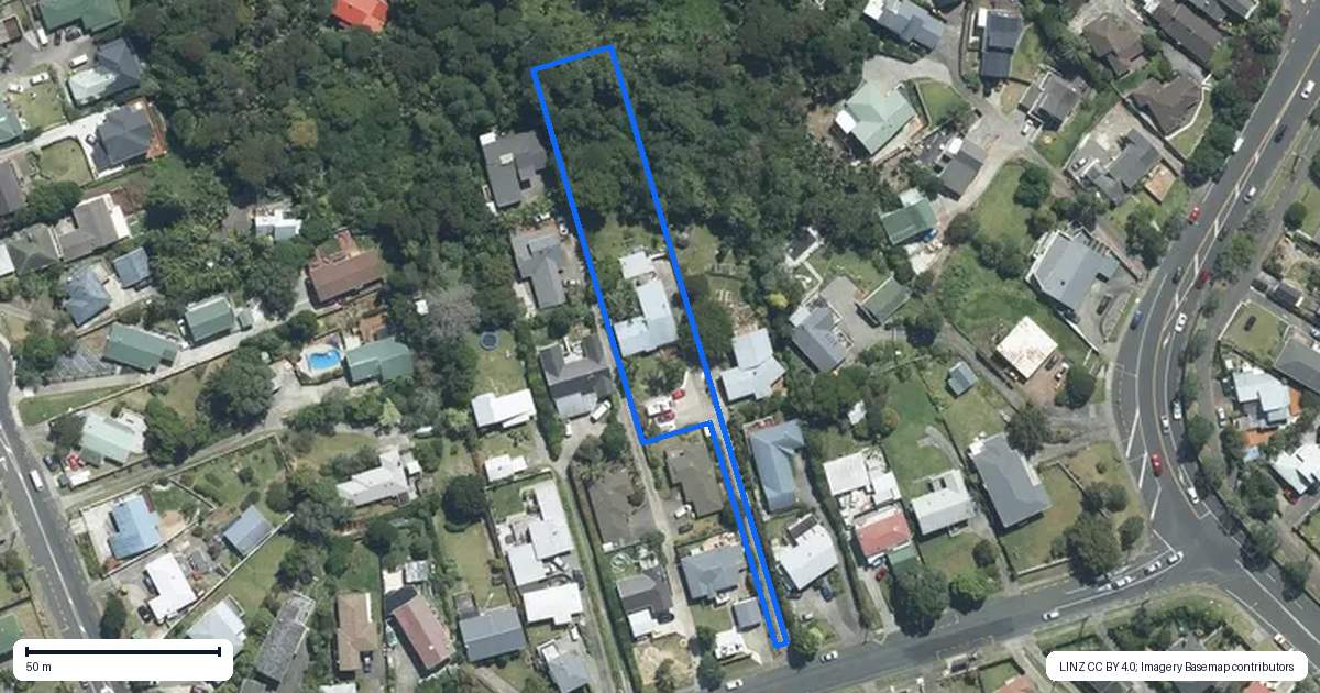Property context map for 11 Roberts Road, Glenfield, Auckland