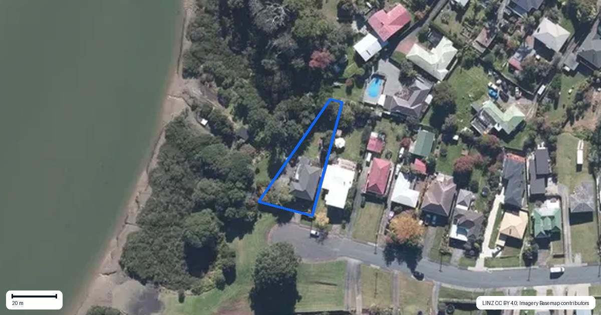 Property context map for 2 Wharf Road, Te Atatu Peninsula, Auckland