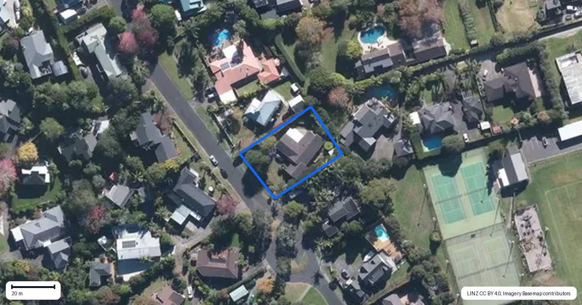 Property context map for 18 Waipuia Place, Greenhithe, Auckland