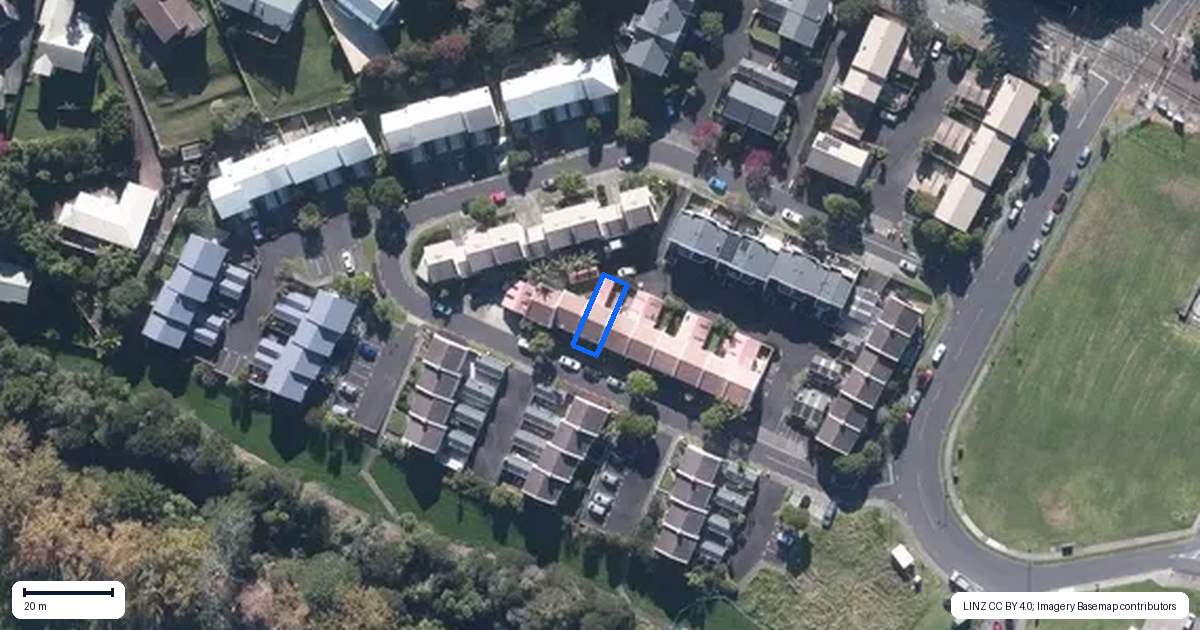 Property context map for 32 Winery Way, Henderson, Auckland
