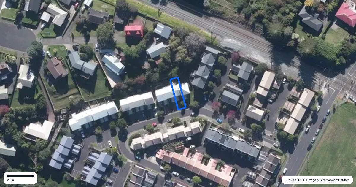 Property context map for 33 Winery Way, Henderson, Auckland