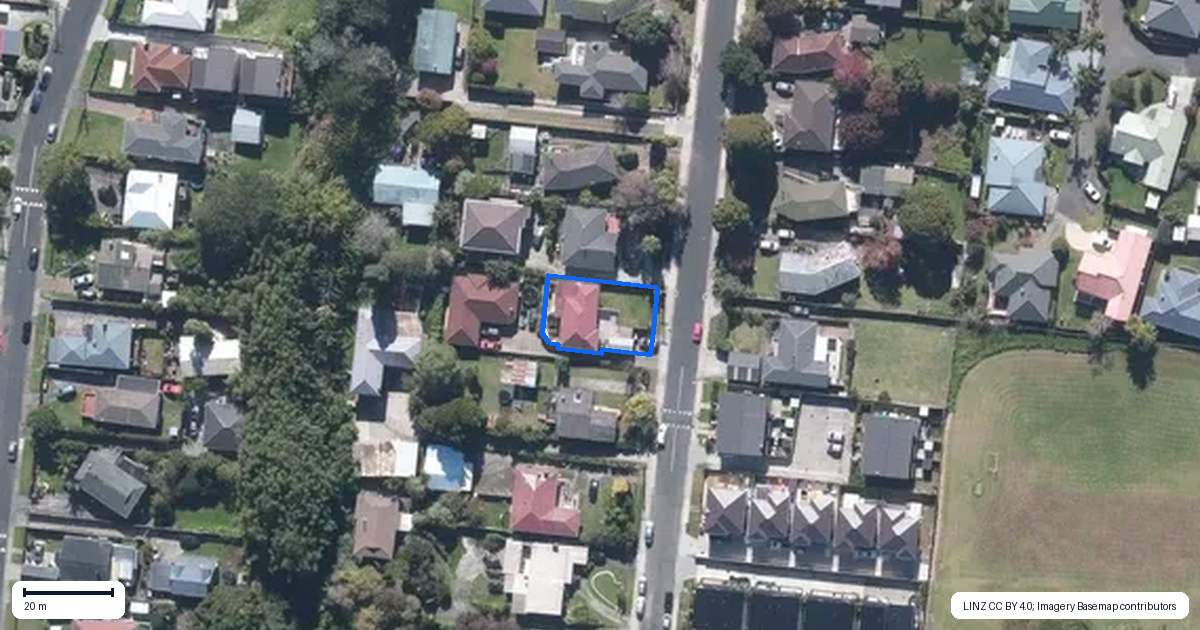 Property context map for 28 Kingdale Road, Henderson, Auckland