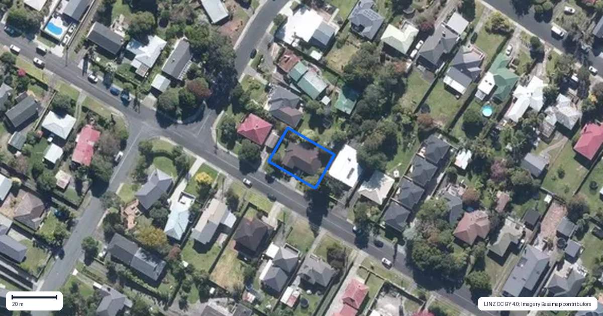 Property context map for 33 Taipari Road, Te Atatu Peninsula, Auckland