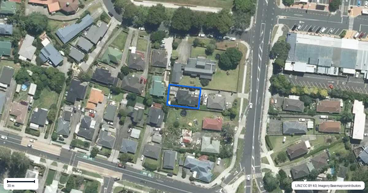Property context map for 114A Lake Road, Northcote, Auckland