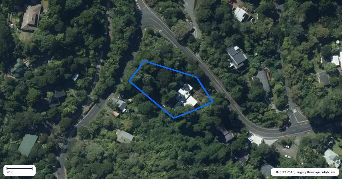 Property context map for 900 West Coast Road, Waiatarua, Auckland