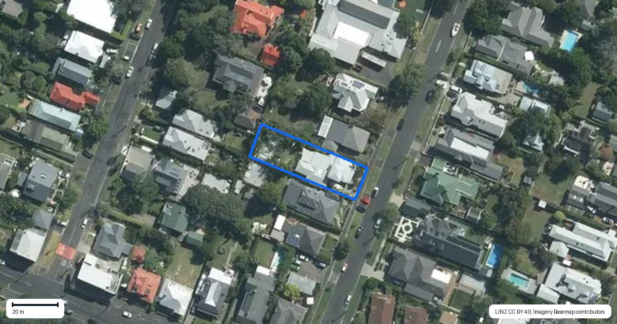 Property context map for 7 Russell Street, Stanley Point, Auckland