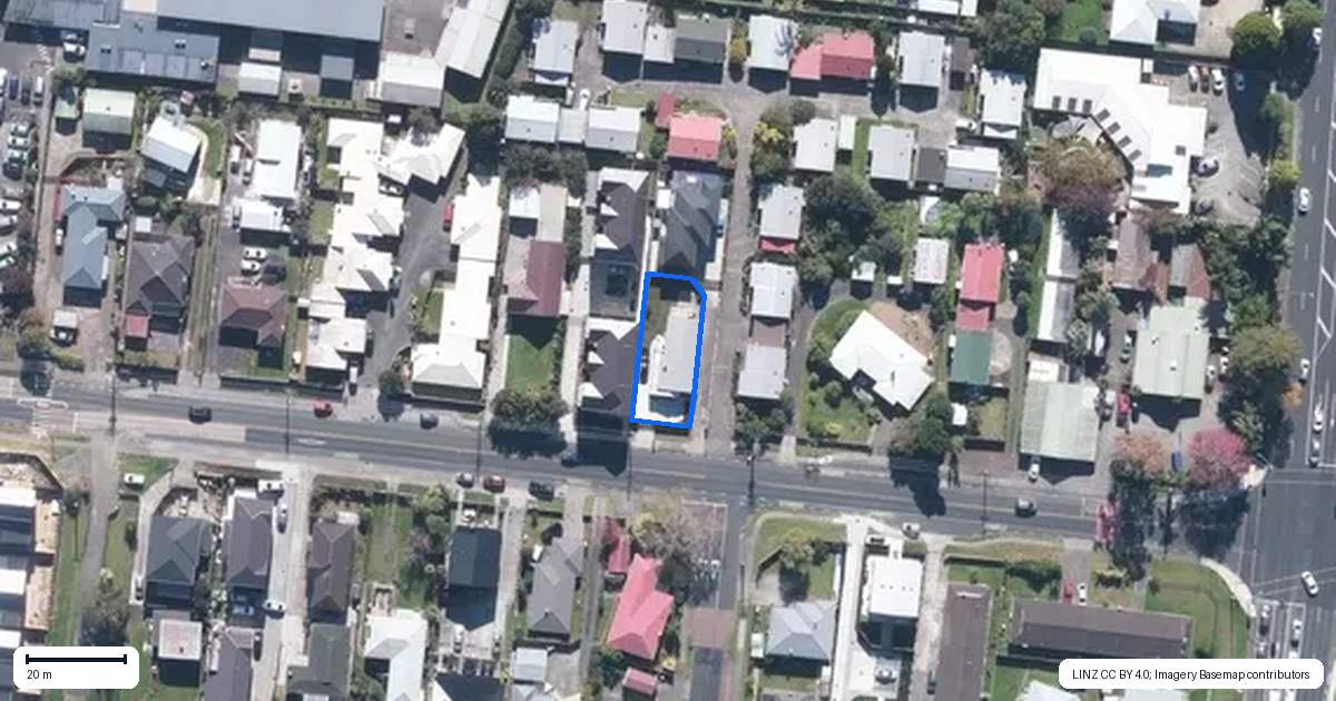 Property context map for 13 Pomaria Road, Henderson, Auckland